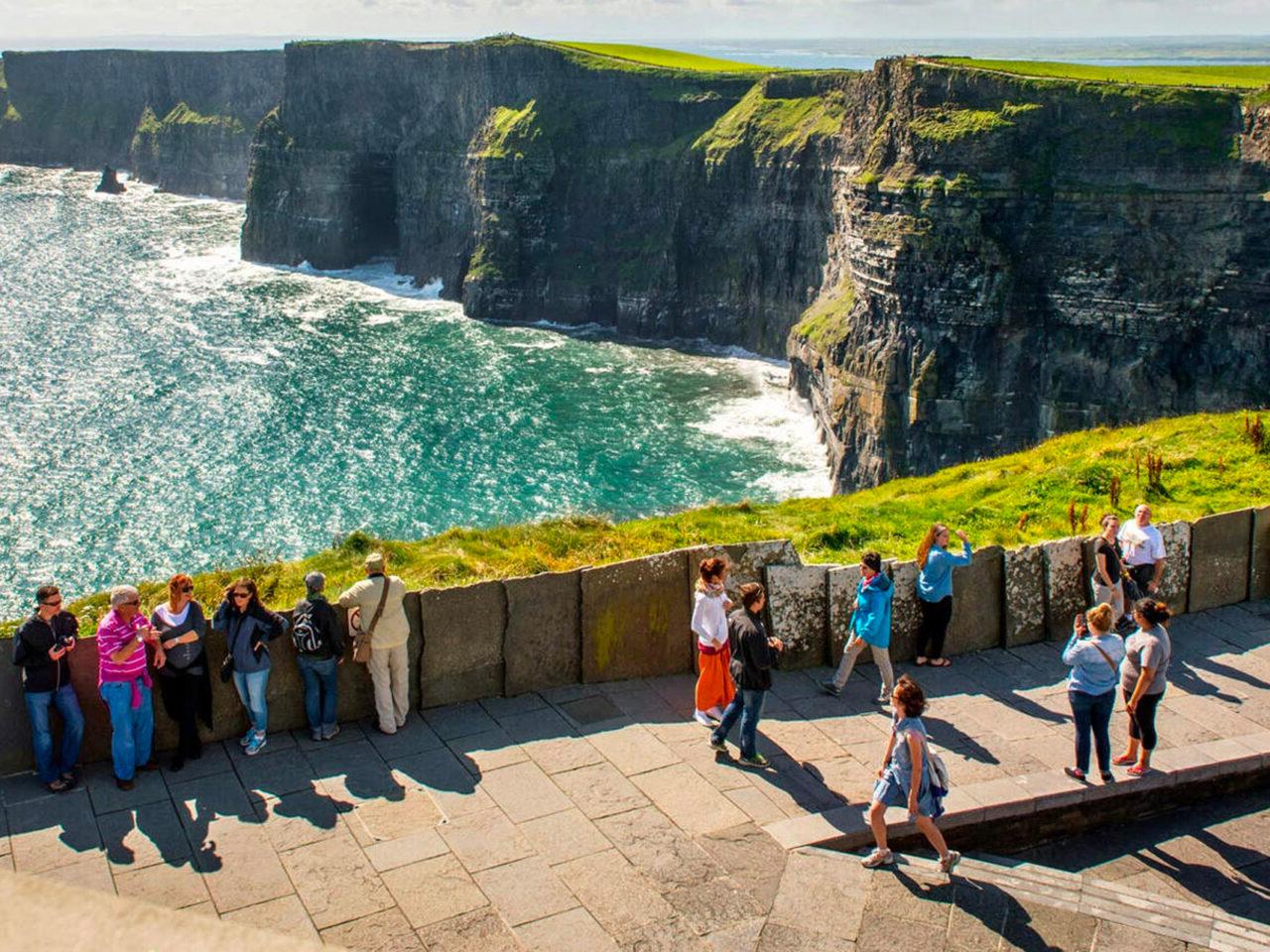 洛拉斯学院在爱尔兰留学，将观察天然悬崖和水道